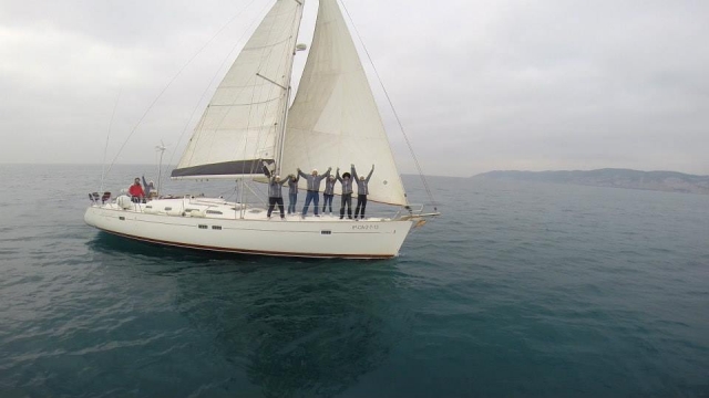 grupo saluda desde el velero